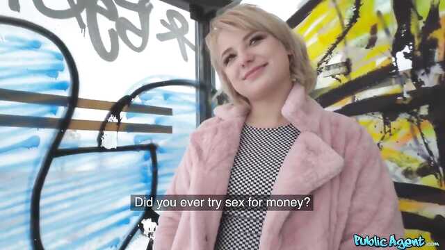 Круглая сумма денег сподвигла блондинку отдаться парню