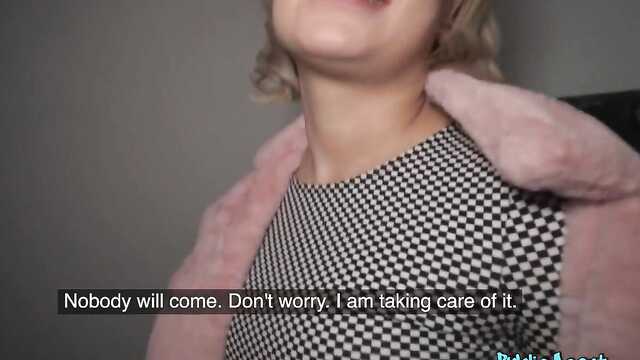 Круглая сумма денег сподвигла блондинку отдаться парню