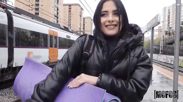 Тікелей жағалауында прет сұлу үлкен емізу