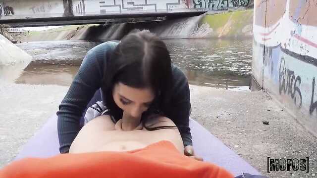 Тікелей жағалауында прет сұлу үлкен емізу