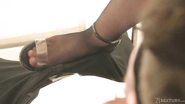 Masturbaba a un amigo con la polla de sus pies y le daba una emboscada