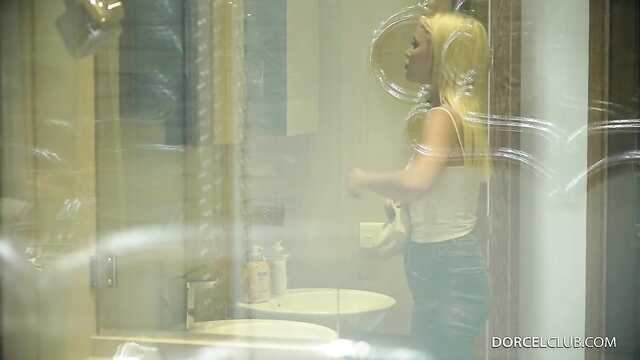 Rubia intenta disiparse después de romper con un chico