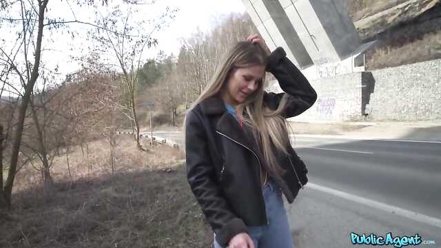 Agente excitado fode na rua um estranho