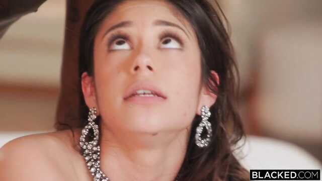 Gość z pięknym ciałem zszokowany ogromnym członkiem murzyna