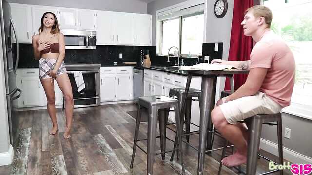 A novilha enfia-se na vagina do samotok e o pau do primo