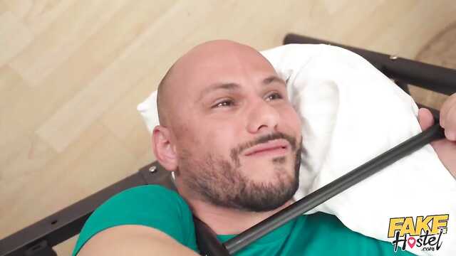 Wykorzystała w nocniku zablokowanego faceta