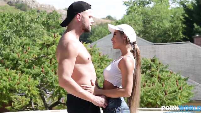 Pretending to be a rich man, the guy divorced a tanned chick for sex