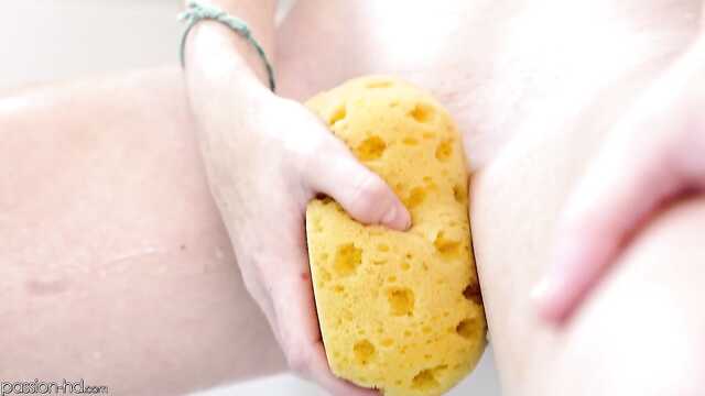 Рыжая получила мощный камшот на лицо после секса