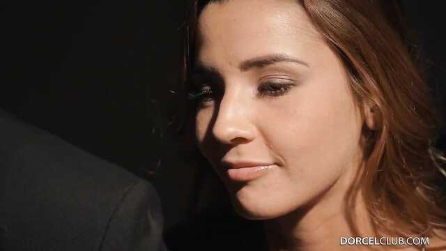 Ылғалды әйел құмарлықпен ебется екі мужиками