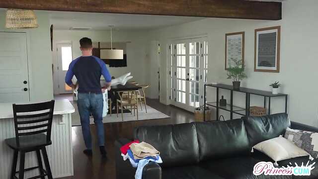 Грязная бабенка затеяла большую стирку