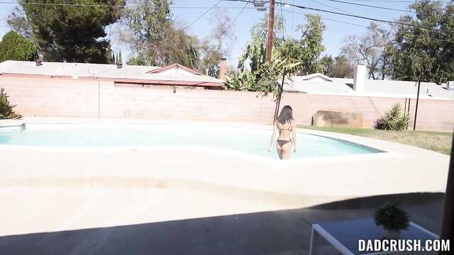 Dziewczyna niechętnie pokazała cipkę i oddała się