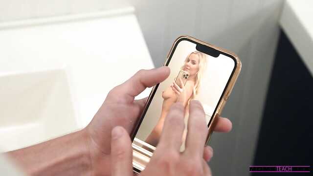 Baba Yoga lehrt Asanas im Bett mit ihrem Stiefsohn