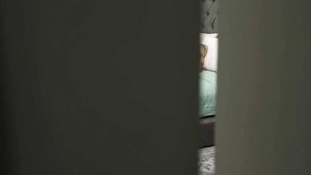 Baba Yoga lehrt Asanas im Bett mit ihrem Stiefsohn