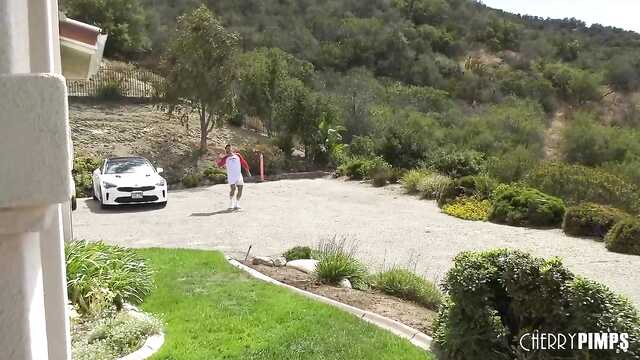 Zjadłam pizzę z dużą kiełbasą i pikantnym sosem