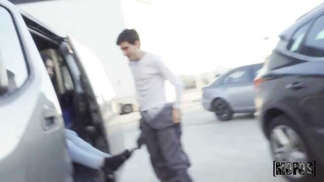 Pomagał rozładowywać rzeczy suce, a potem dmuchał jej