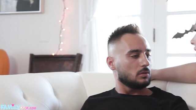 Жігіт бақытты тырысып пухлую пизденку толстой крали