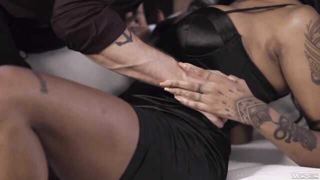 Zamężna Latynoska z silikonowymi udojami dała przyjacielowi