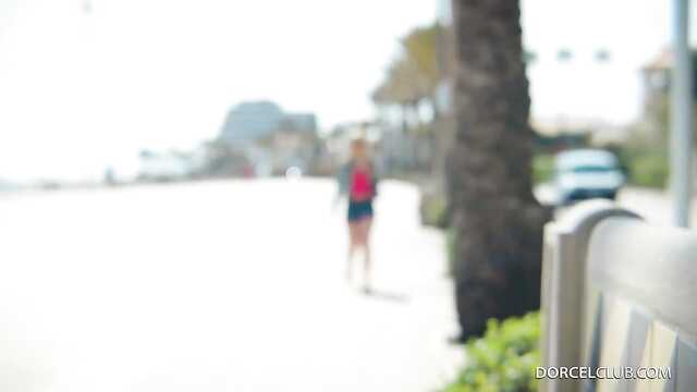 Ich habe einen Liebhaber für meine Frau gebracht und ein T-Shirt getrimmt