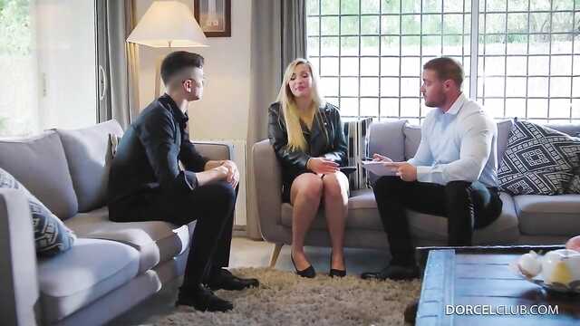 Ich habe einen Liebhaber für meine Frau gebracht und ein T-Shirt getrimmt