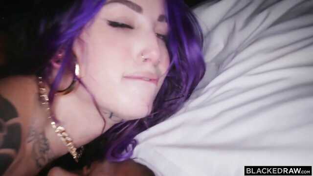 Murzyn smaży wytatuowany z fioletowymi włosami