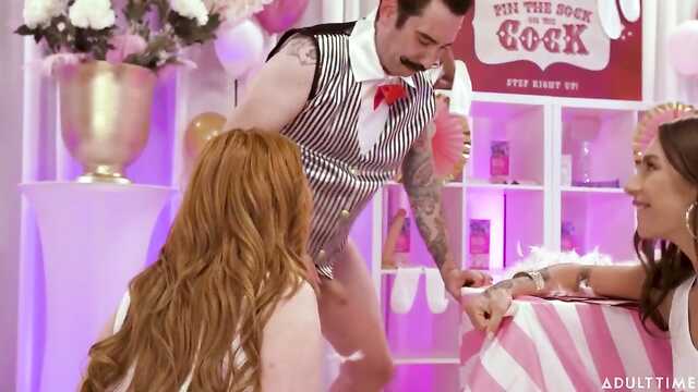 Zauberer während der Präsentation fickt zwei