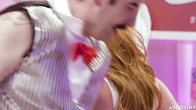 Zauberer während der Präsentation fickt zwei