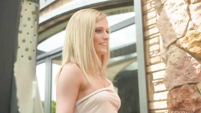 Blondynka po raz pierwszy spróbowała podwójnej penetracji i bardzo jej się podobało