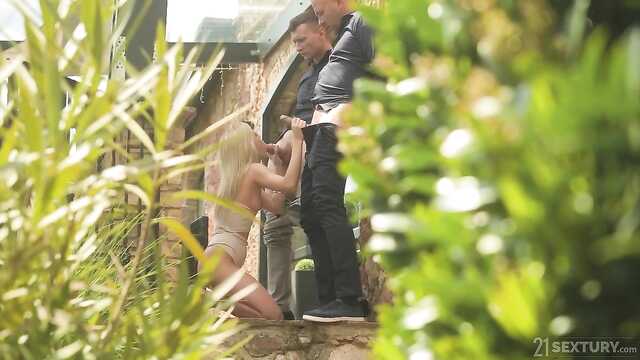 Blondynka po raz pierwszy spróbowała podwójnej penetracji i bardzo jej się podobało