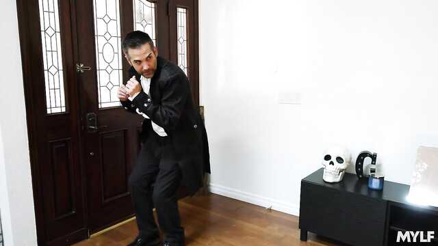 Experimentado vampiro MILF complacido piloto de un joven libertino