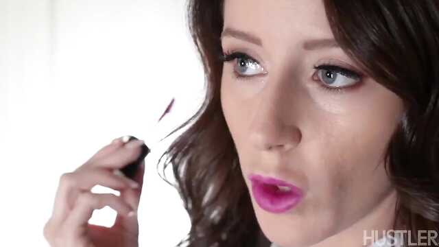 Ылғалды қашар құмарлықпен сорады және подставляет киску