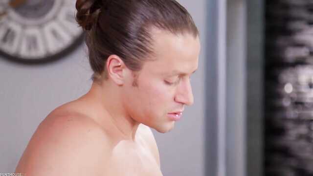 Риэлторша жоспарды орындау үшін клиентке отырды