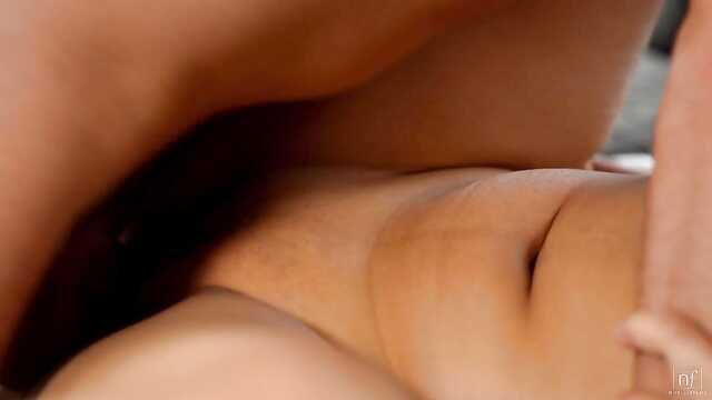 Азиатка раскрыла ноги перед европейцем.