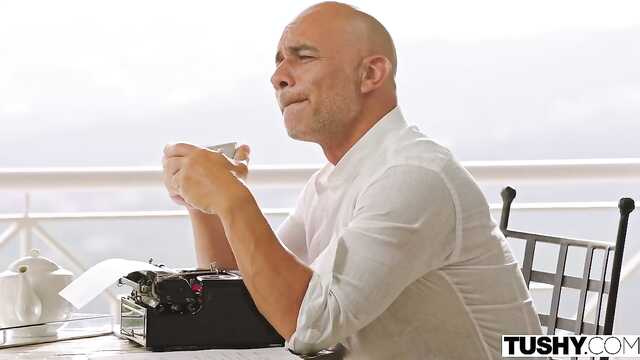 Er hat das Lateinische ins Arschloch geschnappt und es laut stöhnen lassen