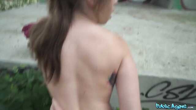 Девушка с натуральными сиськами: она делает минет!