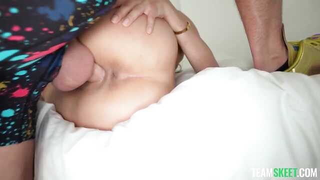 Sexy heartthrob w spodenkach lubi chamstwa