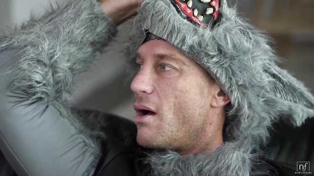 Dos Gorras Rojas sirven al lobo malvado