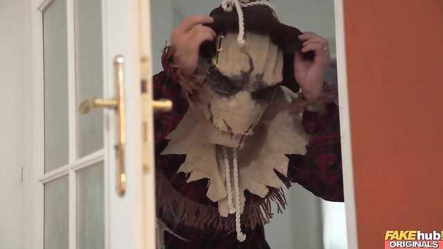 Домохозяйка дала пугалу счастье на Хэллоуин