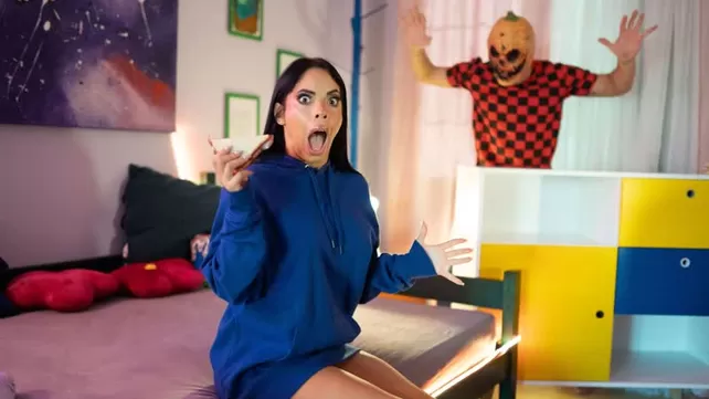 Алаңсыз үй шаруасындағы әйел берді в жопу Қорқыт Хэллоуин