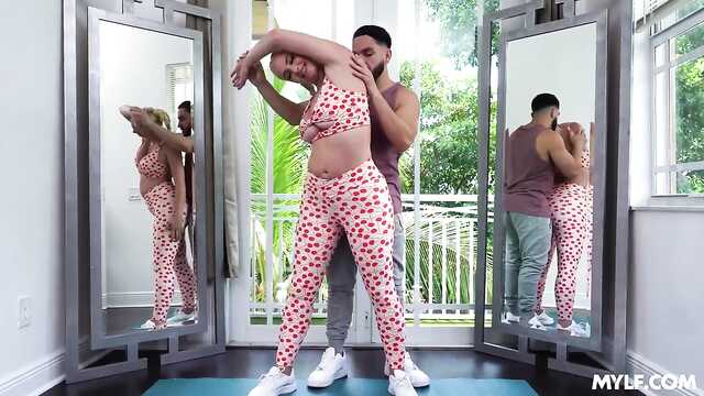 Щоб скинути вагу, блонда ебется з тренером