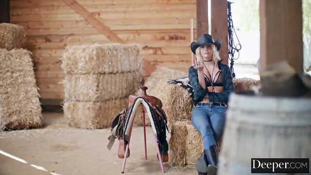 Vaquera rubia domina en el pajar