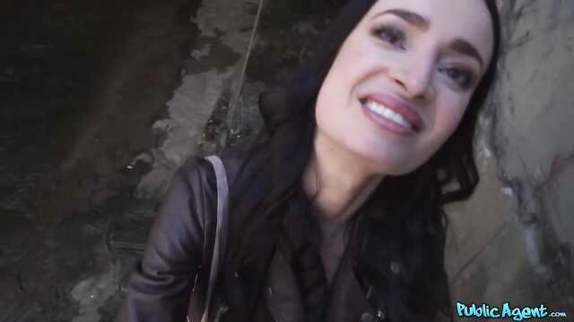 Баба пробует член парня на камеру.