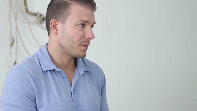 Mokra Mamuśki namiętnie pieprzy się z młodym przyjacielem męża