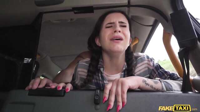 Наглый водитель такси: непристойное отношение к милой пассажирке.