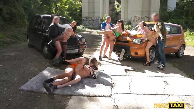 Gorąca seks orgia z młodymi prostytutkami