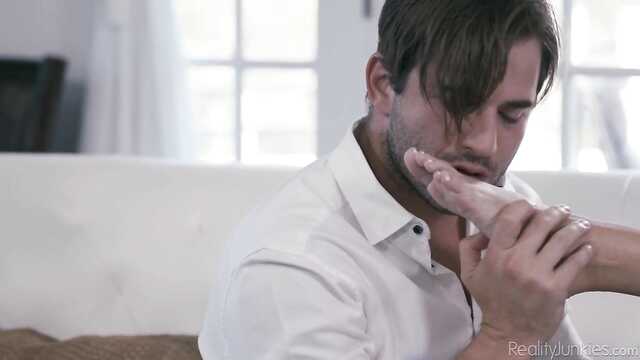 Glamour suka rozkłada nogi przed kumplem