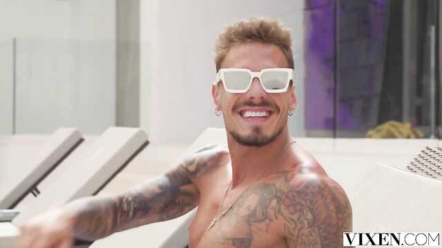 Татуированный мачо: страстное траханье девушки раком.