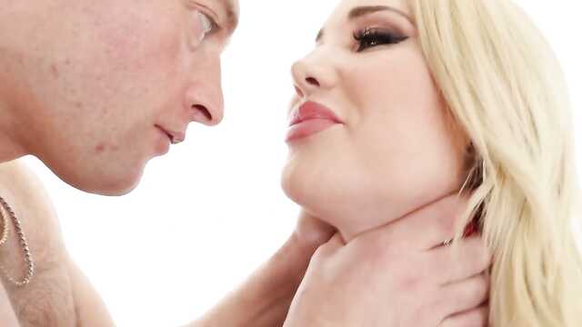 Невиданная страсть: милф ебется в очко.