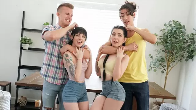 Les étudiants au cours d'un trio baise deux sœurs accommodantes