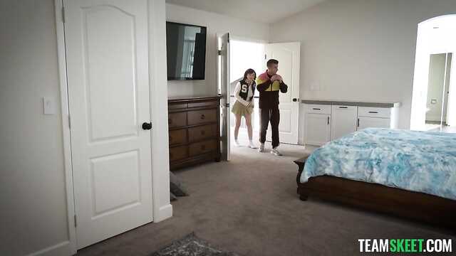 Nastolatka przyszła do Mamuśki po fajną koszulkę