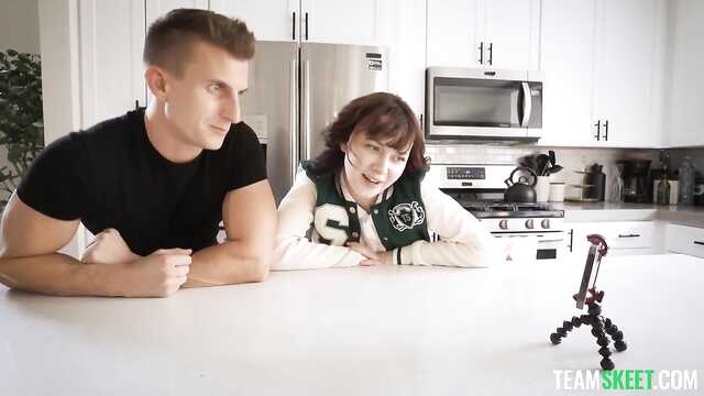 Nastolatka przyszła do Mamuśki po fajną koszulkę